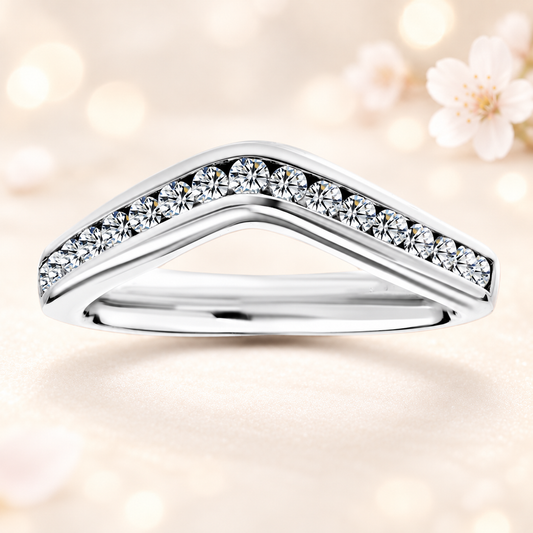 A refined chevron wedding band with 15 Moissanite stones totaling 0.50 carat, crafted in white-gold-plated 925 silver for timeless sparkle and modern elegance.