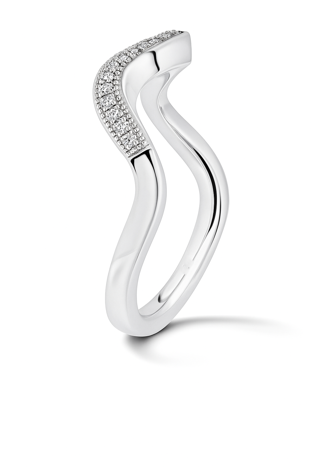Distinctive Moissanite wave wedding band in 925 silver with milgrain detail. Pavé brilliance, hypoallergenic comfort, and modern elegance. Now at BSI Jewelry.